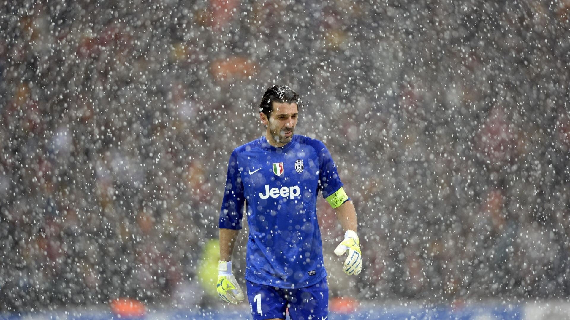 公牛训练结束后组织战术问答考验球员理解，公牛教练组